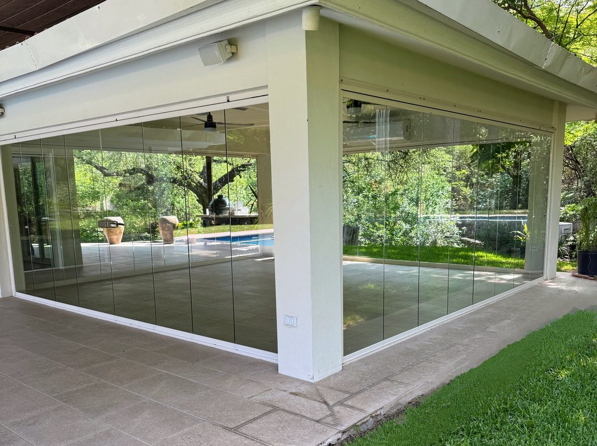 Sala interior con cortinas de cristal nocturna